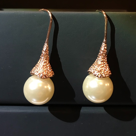 Vintage Pearl Earrings - Picture 2 of 2